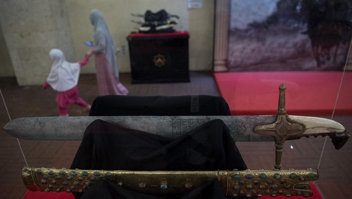 Melihat Pameran Artefak Peninggalan Nabi Muhammad di Masjid At-Tin Petugas menjelaskan kepada seorang pengunjung terkait artefak peninggalan Nabi Muhammad SAW dan sahabat yang dipamerkan di Masjid At-Tin, Jakarta Timur, Minggu (26/3/2023). Pameran 24 artefak peninggalan Rasulullah SAW bersama para sahabatnya tersebut berlangsung hingga 14 April 2023 dengan harga tiket mulai dari Rp65 ribu hingga Rp350 ribu per orang. ANTARA FOTO/Sigid Kurniawan/nz.