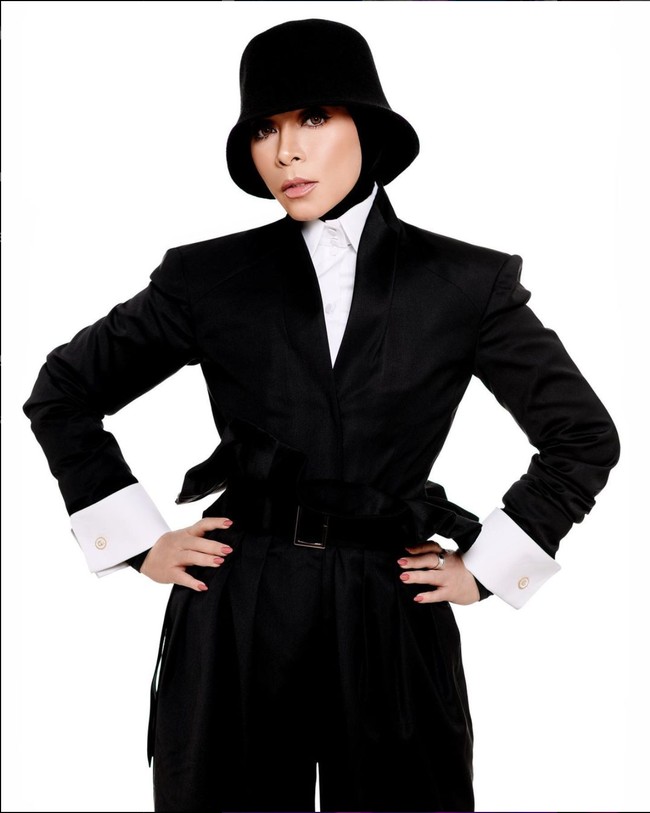 Tak sedikit pula yang memuji penampilan baru Melly Goeslaw yang disebut jadi semakin cantik dan keren. Sementara beberapa netizen juga ada yang mengaku lebih menyukai penampilan Melly Goeslaw yang dulu. Bagaimana menurutmu? Foto: Instagram/@melly_goeslaw