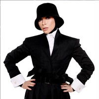 Tak sedikit pula yang memuji penampilan baru Melly Goeslaw yang disebut jadi semakin cantik dan keren. Sementara beberapa netizen juga ada yang mengaku lebih menyukai penampilan Melly Goeslaw yang dulu. Bagaimana menurutmu? Foto: Instagram/@melly_goeslaw