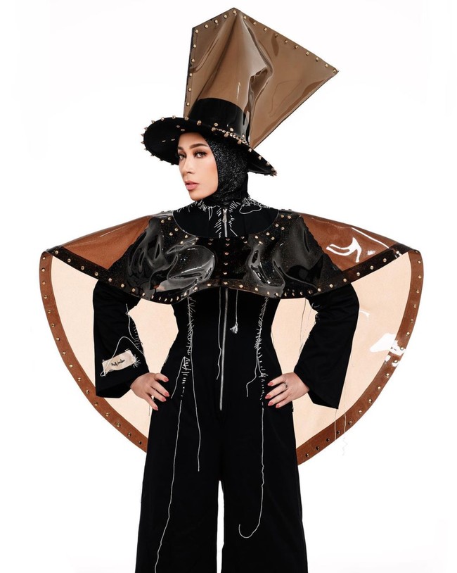 Sebelumnya Melly diketahui telah menjalani operasi bariatrik untuk memangkas bobot tubuhnya. Operasi tersebut sendiri bisa menjadi pilihan bagi seseorang yang memiliki indeks massa tubuh mencapai 40 atau lebih tinggi (obesitas ekstrem), serta memiliki masalah kesehatan terkait berat badan yang serius, seperti diabetes tipe 2, tekanan darah tinggi, atau apnea tidur yang parah. Foto: Instagram/@melly_goeslaw