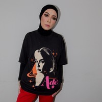 Begini penampilan Melly saat mengenakan hijab dan pakaian hitam dipadukan dengan celana merah. Dengan busana berwarna hitam tersebut dirinya jadi makin terlihat tirus dan langsing. Foto: Instagram/@melly_goeslaw