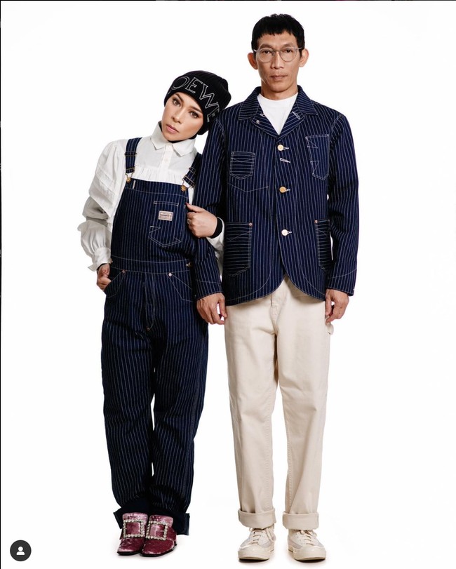 Berpose bersama sang suami, Melly Goeslaw juga jadi terlihat lebih awet muda dengan penampilan terbarunya. Ditambah lagi dengan gayanya yang selalu stylish membuatnya makin menawan. Foto: Instagram/@melly_goeslaw