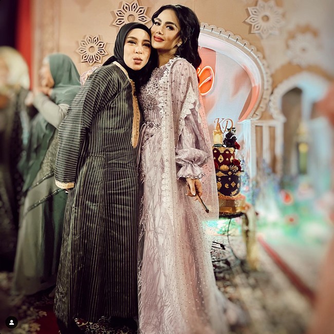 Berhasil menurunkan berat badannya, penampilan Melly Goeslaw kini berubah sangat signifikan. Istri Anto Hoed itu jadi terlihat semakin langsing dan tirus hingga berhasil membuat tak sedikit yang pangling dan hampir tak mengenalinya. Foto: Instagram/@melly_goeslaw