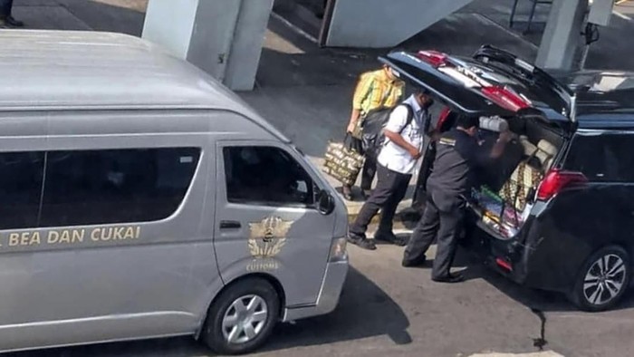 Mobil Alphard di Apron Bandara Soetta