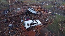 Mobil-mobil Jungkir Balik Diterjang Tornado di Mississippi