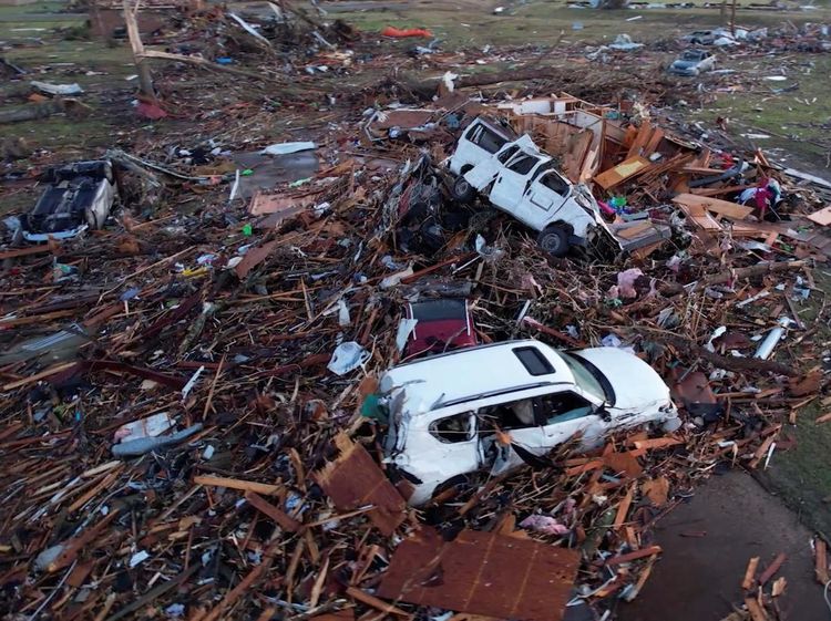 Mobil-mobil Jungkir Balik Diterjang Tornado di Mississippi