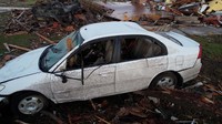 Sejumlah mobil jadi korban hantaman tornado di Rolling Fork, Mississippi, AS. 25 Maret 2023.