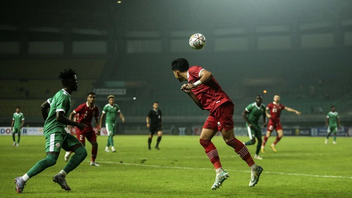 Indonesia berhasil mengalahkan Burundi 3-1 dalam laga uji coba di kandang sendiri. Yakob Sayuri, Dendy Sulistyawan, dan Rizky Ridho tampil menjadi pahlawan kemenangan Garuda.