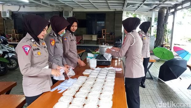 Momen polwan cantik Polres Subang bagikan takjil ke warga