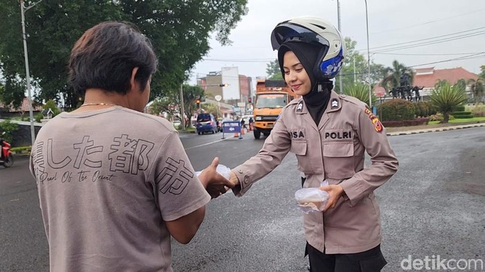 Momen polwan cantik Polres Subang bagikan takjil ke warga