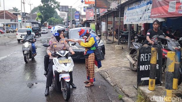 Momen polwan cantik Polres Subang bagikan takjil ke warga