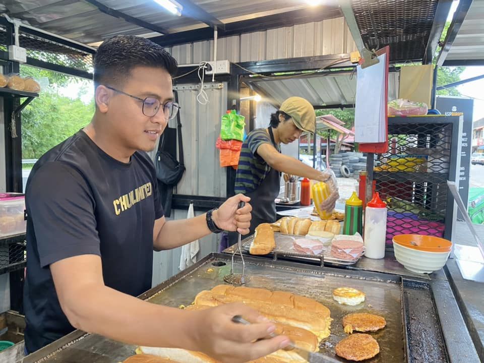 Mulia! Penjual Burger Kaki Lima Gratiskan Burger untuk Orang Tak Mampu