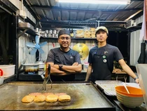 Mulia! Penjual Burger Kaki Lima Gratiskan Burger untuk Orang Tak Mampu