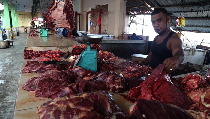 Pedagang daging sapi menata dagangannya yang dijual di Pasar Higienis Kota Ternate, Maluku Utara, Minggu(26/3/2023). Pedagang setempat mengeluhkan sepinya pembeli daging sapi saat Ramadhan menyusul naiknya harga daging sapi dari sebelumyaRp135 ribu per kilogram menjadiRp140perkilogram. ANTARA FOTO/Andri Saputra/hp.