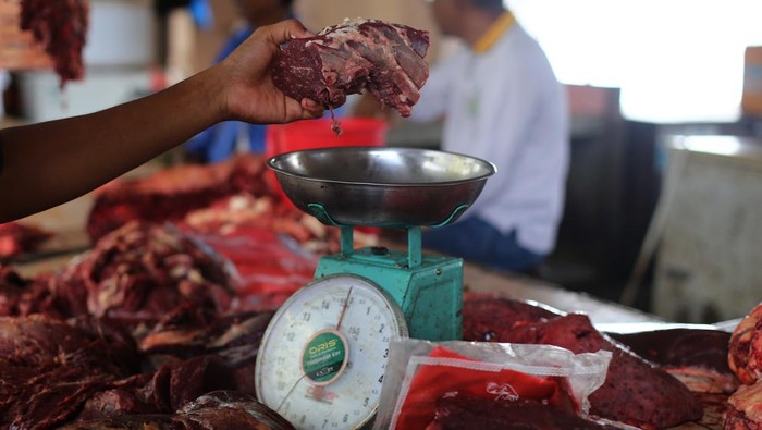 Pedagang daging sapi menata dagangannya yang dijual di Pasar Higienis Kota Ternate, Maluku Utara, Minggu(26/3/2023). Pedagang setempat mengeluhkan sepinya pembeli daging sapi saat Ramadhan menyusul naiknya harga daging sapi dari sebelumyaRp135 ribu per kilogram menjadiRp140perkilogram. ANTARA FOTO/Andri Saputra/hp.