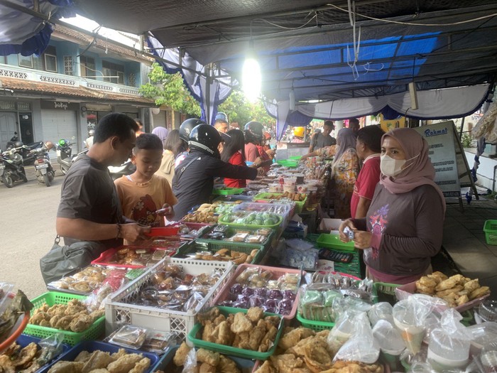 Pedagang takjil dadakan di sebelah barat Jembatan Syarif Tua/Jembatan Belly, Kelurahan Loloan Barat, Kecamatan Jembrana, Kabupaten Jembrana, Bali, Minggu (26/3/2023).