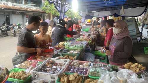 Pedagang takjil dadakan di sebelah barat Jembatan Syarif Tua/Jembatan Belly, Kelurahan Loloan Barat, Kecamatan Jembrana, Kabupaten Jembrana, Bali, Minggu (26/3/2023).