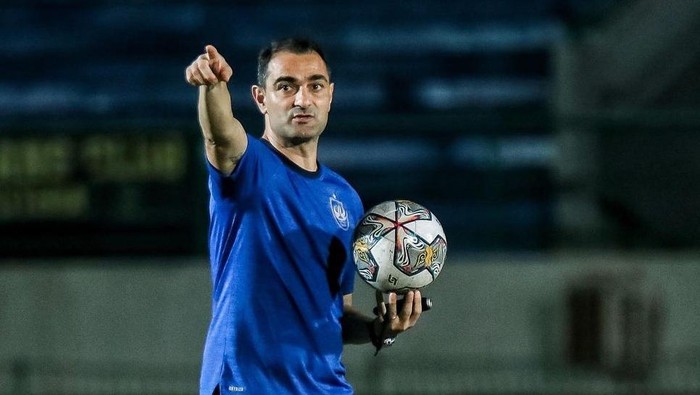 Pelatih PSIS Semarang, Gilbert Agius saat memimpin latihan di Stadiin Demang Lehman, Banjarmasin, Sabtu (25/3/2023).