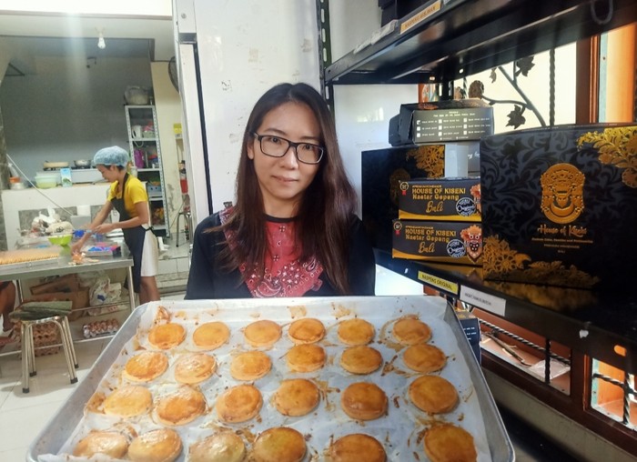 Pemilik Nastar Gepeng Bali House of Kiseki Ekawati (39) ketika   memproduksi nastar gepeng di  Jalan Kresek Gang Ikan Tongkol II No.19 A Denpasar, Bali, Minggu (26/3/2023).
