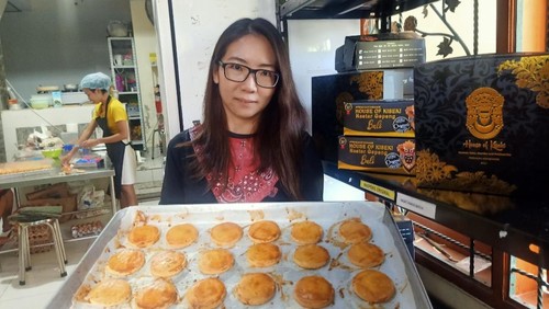 Pemilik Nastar Gepeng Bali House of Kiseki Ekawati (39) ketika   memproduksi nastar gepeng di  Jalan Kresek Gang Ikan Tongkol II No.19 A Denpasar, Bali, Minggu (26/3/2023).