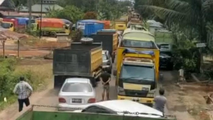 Penampakan kemacetan di Jalinsum Sarolangun-Batanghari Minggu (26/3) (Foto : Istimewa).