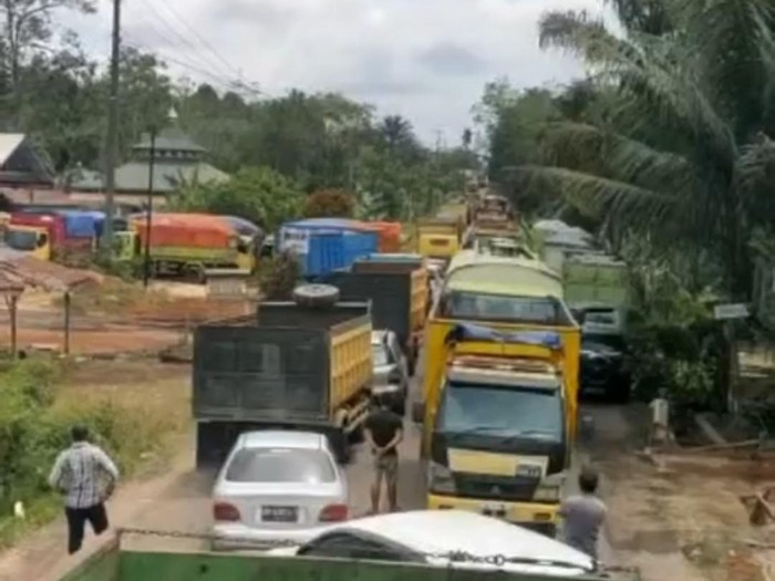 Penampakan kemacetan di Jalinsum Sarolangun-Batanghari Minggu (26/3) (Foto : Istimewa).