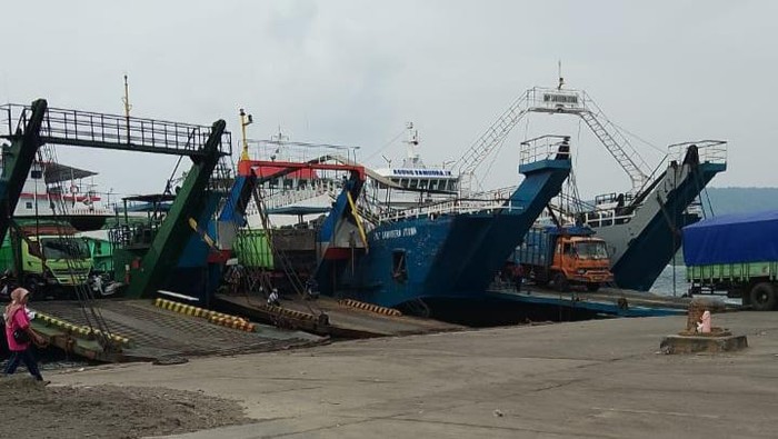Kondisi Pelabuhan Penyeberangan Gilimanuk setelah dilakukan penundaan penyebrangan akibat cuaca buruk pada Minggu (26/3/2023).