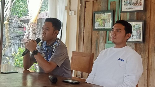 Pjs Area Manager Communication Relation and CSR Pertamina Patra Niaga Jatimbalinus, Taufik Kurniawan dan Sales Area Manager PT Pertamina Patra Niaga Wilayah Bali, Gusti Anggara Permana ketika ditemui di Renon, Denpasar pada Minggu (26/3/2023) sore.