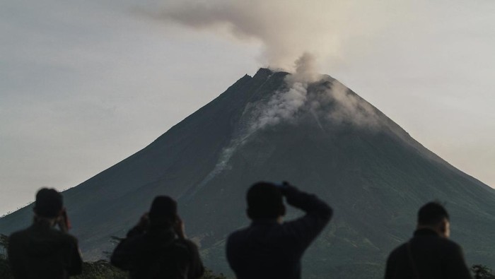 Kubah lava Gunung Merapi terlihat dari Turi, Sleman, DI Yogyakarta, Minggu (26/3/2023). Menurut BPPTKG  laporan aktivitas Gunung Merapi periode pengamatan tanggal 17 - 23 Maret 2023 terjadi perubahan morfologi kubah lava akibat adanya guguran dan awan panas guguran sebesar 1.072.100 meter kubik dan kini volume kubah lava barat daya sebesar 1.686.200 meter kubik serta kubah lava tengah sebesar 2.312.100 meter kubik. ANTARA FOTO/Hendra Nurdiyansyah/hp.
