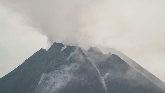 Kubah lava Gunung Merapi terlihat dari Turi, Sleman, DI Yogyakarta, Minggu (26/3/2023). Menurut BPPTKG  laporan aktivitas Gunung Merapi periode pengamatan tanggal 17 - 23 Maret 2023 terjadi perubahan morfologi kubah lava akibat adanya guguran dan awan panas guguran sebesar 1.072.100 meter kubik dan kini volume kubah lava barat daya sebesar 1.686.200 meter kubik serta kubah lava tengah sebesar 2.312.100 meter kubik. ANTARA FOTO/Hendra Nurdiyansyah/hp.