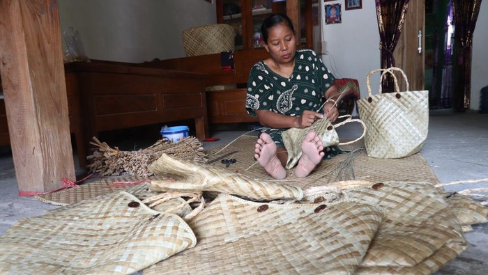 Warga menganyam daun pandan untuk dijadikan tas di Dusun Karanggebang, Desa Munungkerep, Kecamatan Kabuh, Kabupaten Jombang, Jawa Timur, Minggu (26/3/2023). Perajin tas anyaman daun pandan mengaku awal Ramadhan ini sudah kebanjiran order pesanan untuk parcel Lebaran hingga empat ribu tas  dan dijual dengan harga Rp8 ribu hingga Rp20 ribu per tas tergantung ukuran dan motif. ANTARA FOTO/Syaiful Arif/hp.