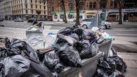 Sampah menumpuk di jalan di Kopenhagen, Denmark, 25 Maret 2023 waktu setempat.