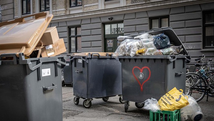Garbage piles up on a street, as garbage collectors are angry that no agreement has been made about their working hours with their future employer Amager Ressourcecenter (ARC), in Copenhagen, Denmark, March 25, 2023. Ritzau Scanpix/Emil Nicolai Helms/via REUTERS ATTENTION EDITORS - THIS IMAGE WAS PROVIDED BY A THIRD PARTY. DENMARK OUT. NO COMMERCIAL OR EDITORIAL SALES IN DENMARK.