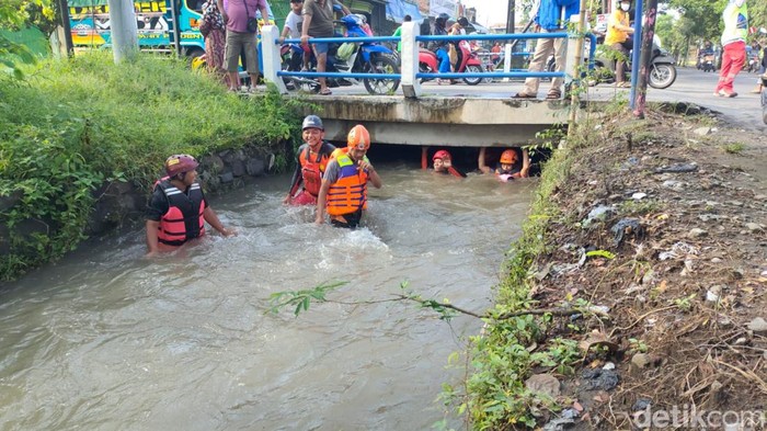 Petugas masih mencamri korban lain yang masih belum ditemukan