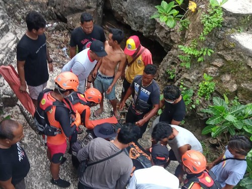 Petugas SAR mengevakuasi jasad I Wayan Redita yang ditemukan di batu karang Pantai Suluban, Uluwatu, Pecatu, Kuta Selatan, Badung, Minggu (26/3/2023) sekitar.