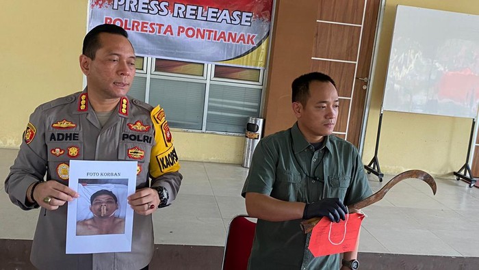 Polisi amankan barang bukti celurit yang digunakan para pelaku untuk menyerang warga di Pontianak, Kalbar.