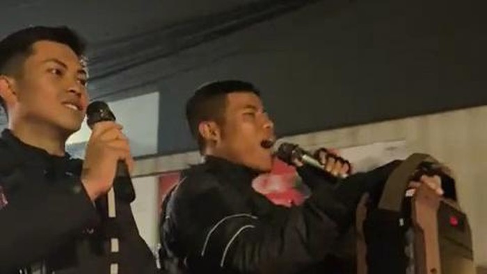 Polisi Cimahi berselawat saat membangunkan sahur warga