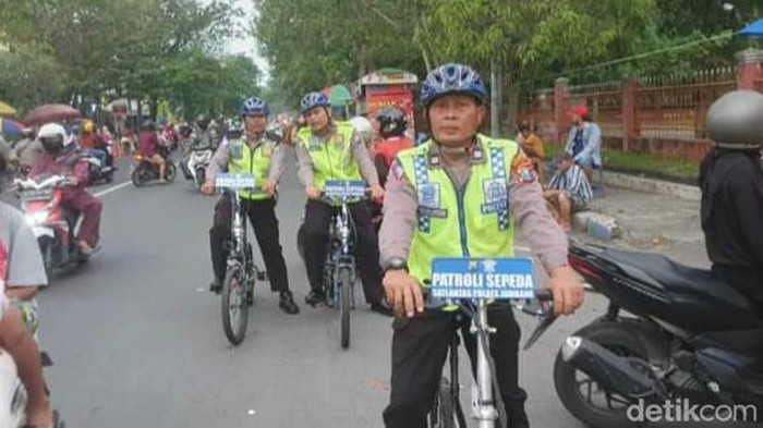 Polisi di Jombang rutin patroli dengan sepeda selama Ramadhan