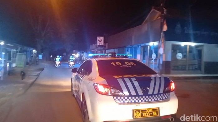 Polisi di Subang berpatroli untuk membangunkan warga sahur, Minggu (26/3/2023).