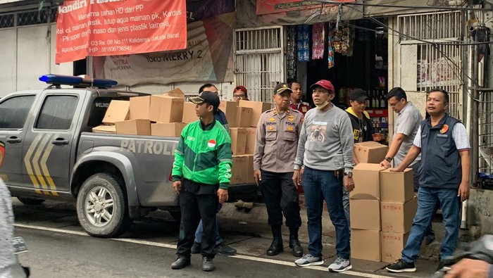 Polisi menggerebek gudang miras berkedok toko sembako (dok istimewa)