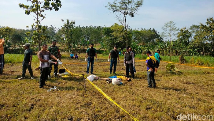 Polisi olah TKP Pembunuhan petani di Tuban