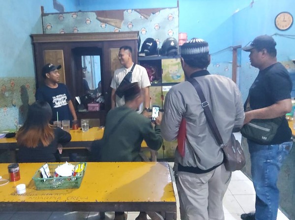 Edan Warung Kopi Pangku Gresik Nekat Buka di Bulan Ramadhan