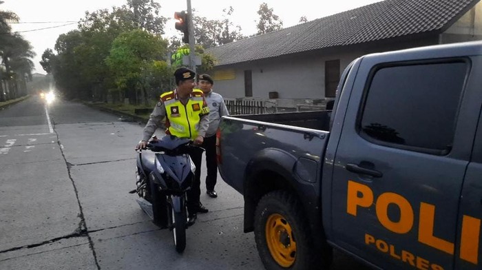 Polisi saat menyita motor yang digunakan balap liar di GT Margaasih