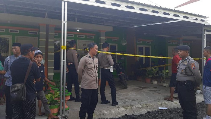Polres Soppeng memasang garis polisi di TKP pemuda bunuh ayah tiri.