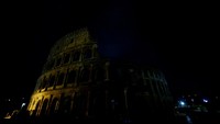 Colosseum di Roma, Italia, manjadi gelap saat lampu dimatikan selama gerakan Earth Hour, Sabtu 25 Maret 2023. REUTERS/Yara Nardi.