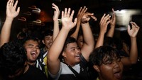 Mereka juga menyanyikan lagu-lagu religi.