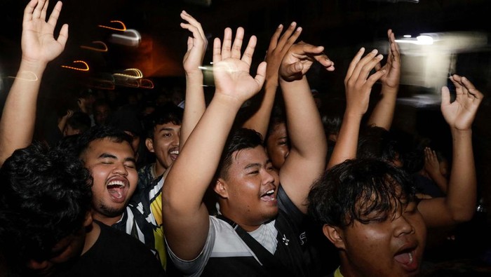 Potret Pawai Sahur di Balakong Malaysia Young people sing religious songs and play a makeshift drum during a parade through their residential area to awaken Muslims to have the pre-dawn meal before they begin fasting during the holy month of Ramadan in Balakong, Malaysia March 26, 2023. REUTERS/Hasnoor Hussain