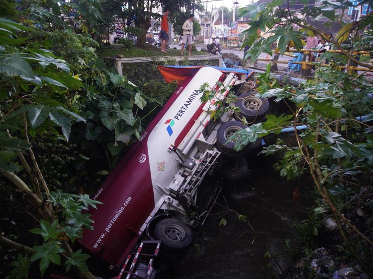 Potret Truk Tangki BBM Masuk Sungai di Malang