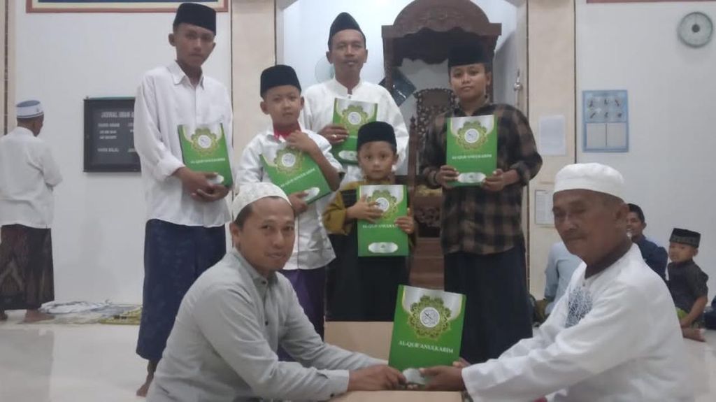 Giatkan Tadarus, PPP Wakafkan 10.000 Al-Quran ke Masjid-Musala