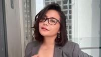 Memberikan jawaban menohok, Prilly menuliskan kalimat lucu pada akun Instagramnya. Ha ha ha ha, aduh ngapain (gue) capek-capek kerja sampai pagi dan langganan UGD? Mending santai saja sambil tinggal di Paris, tulis Prilly. Foto: Instagram/prillylatuconsina96